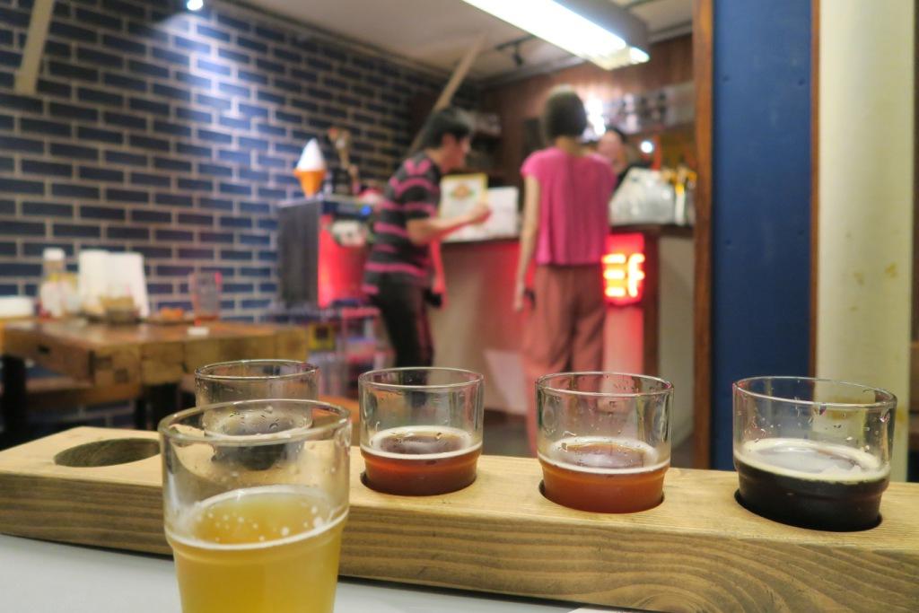 Un flight de cinq bires au Brewpub Center Point d'Osaka - (c) Emmanuel Gillard - Projet Amertume