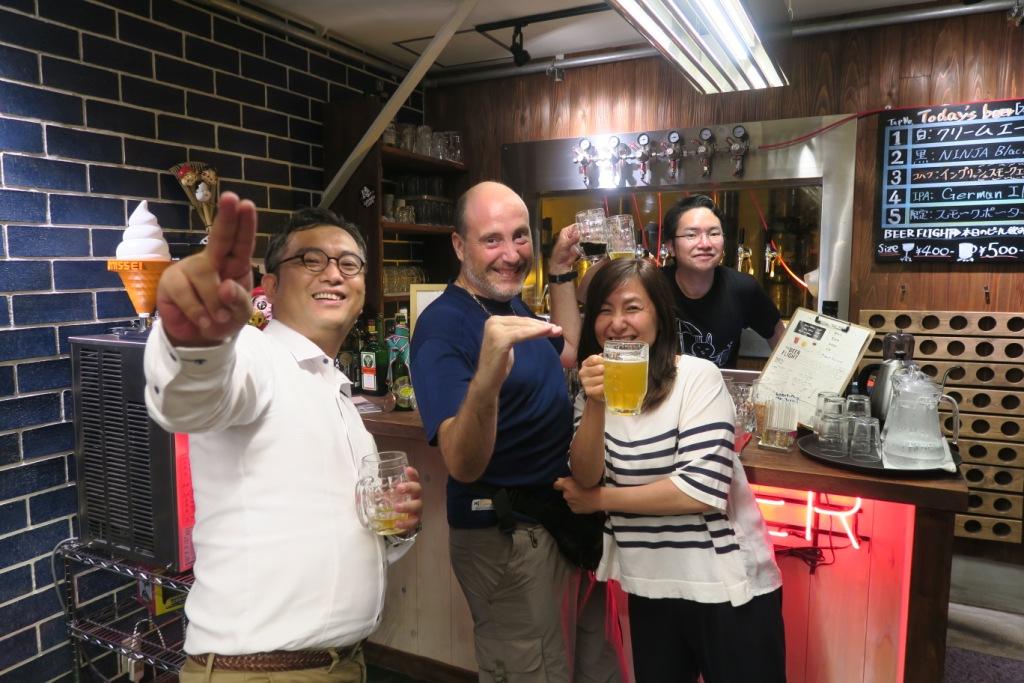 L, on est en train de m'expliquer la diffrence entre un Ninja et un Samoura (Brewpub Center Point, Osaka) - (c) Emmanuel Gillard - Projet Amertume
