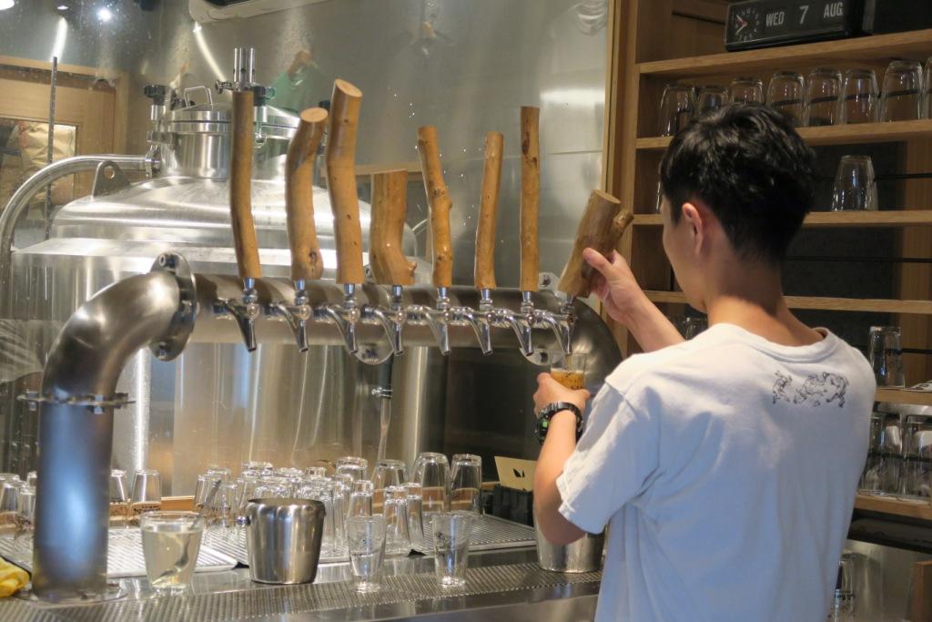 Les poignes des tirages pression sont en bois de thier (Kyoto Beer Lab) - (c) Emmanuel Gillard - Projet Amertume
