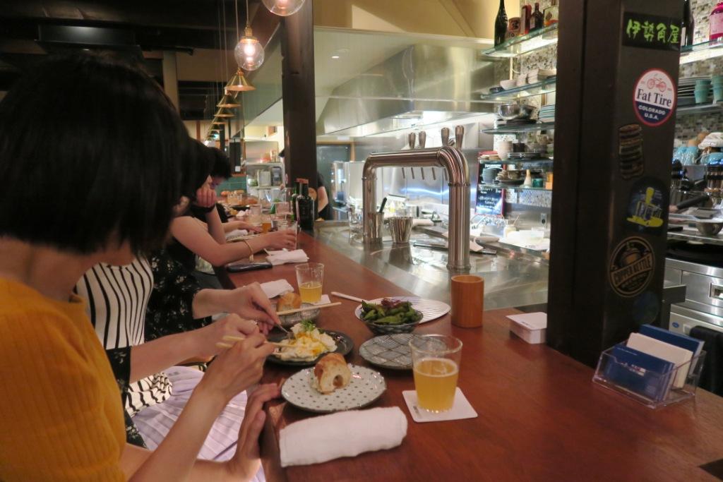 Au Craft House Kyoto, la clientle exclusivement locale mange et boit directement sur le comptoir - (c) Emmanuel Gillard - Projet Amertume