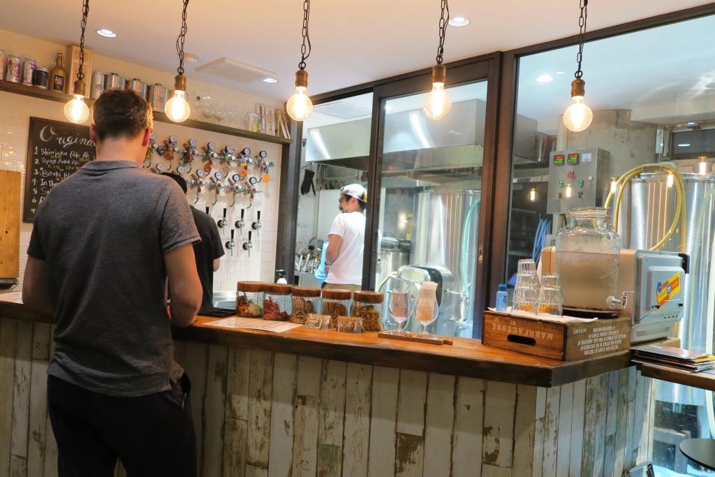 Y.Y.G. Brewery & Beer Kitchen : vue du comptoir et de la salle de brassage - (c) Emmanuel Gillard - Projet Amertume